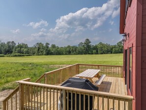 Outdoor dining - Timberframe North- Charming Chalet in the Mountains of Maine (Bethel)