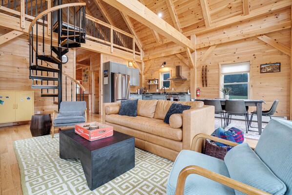 Smart TV - Timberframe North- Charming Chalet in the Mountains of Maine (Bethel)