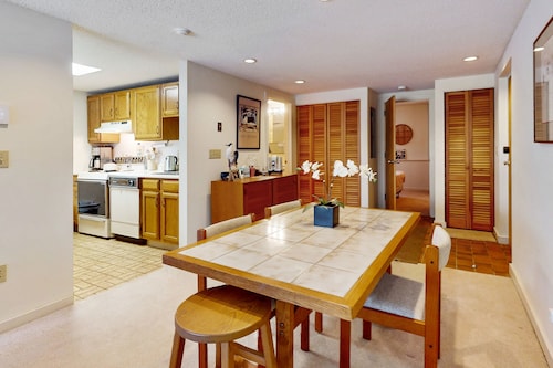 Mountain condo w/ views, hot tub, pool, sauna, gym, shuttle, w/d