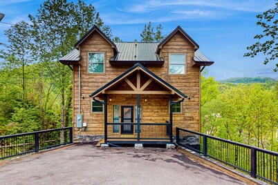 Enchanting cabin with hot tub, game room, fully equipped kitchen & Wifi
