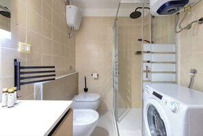 Secadora de cabello, bidet, toallas, jabón 