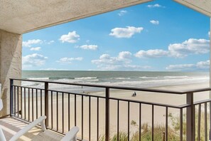 På stranden