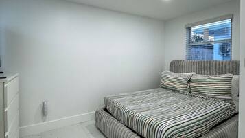 1 dormitorio, tabla de planchar con plancha, wifi y ropa de cama