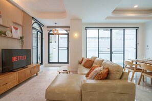 Villa, 4 habitaciones, alberca privada | Sala de estar