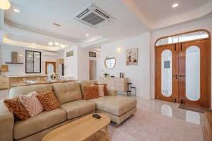 Vila, 4 quartos, piscina particular | Sala de estar