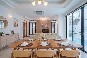 Vila, 4 quartos, piscina particular | Sala de jantar