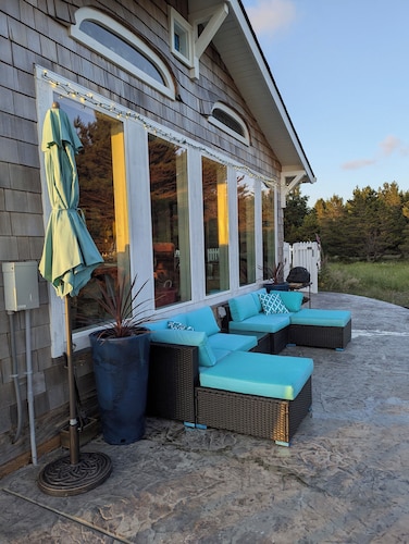 Ocean-front Cedar Cabin, Horse/Dog friendly, Birdwatcher's paradise!