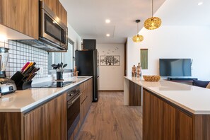 Kühlschrank, Mikrowelle, Ofen, Herdplatte