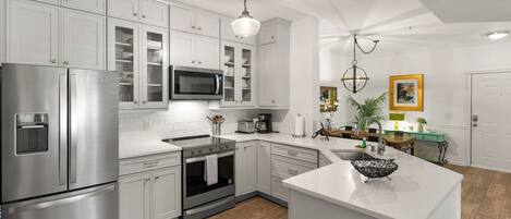 Refrigerador, microondas, horno, placa de cocina