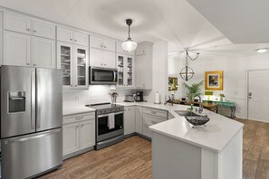 Kjøleskap, mikrobølgeovn, ovn og kokeplater