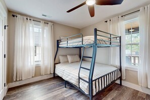 3 bedrooms, internet, bed sheets - New Build - Peaceful retreat with enclosed yard & paver driveway (Black Mountain)