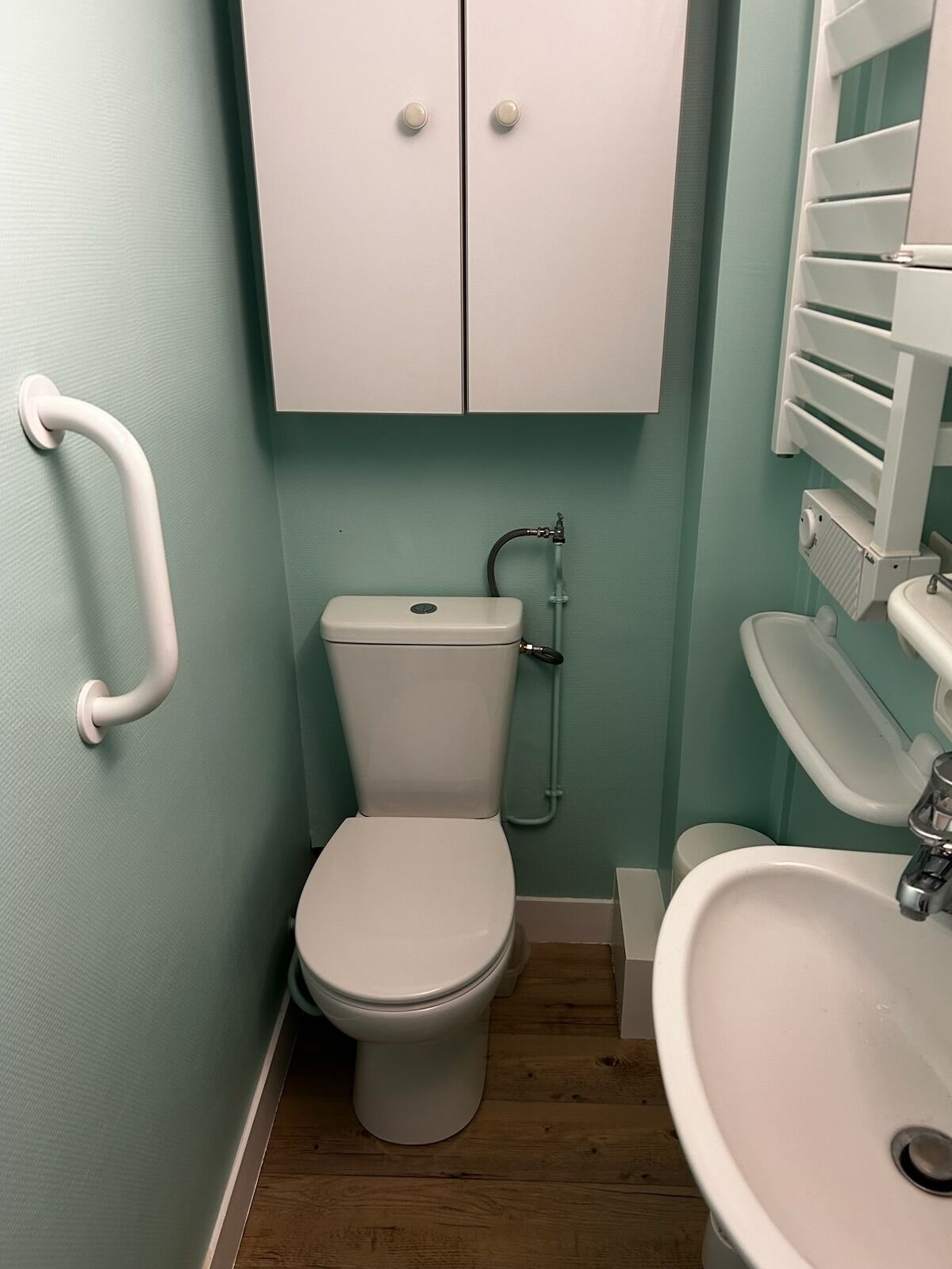 Douche, sèche-cheveux, savon, papier toilette