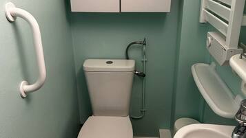 Douche, sĂšche-cheveux, savon, papier toilette