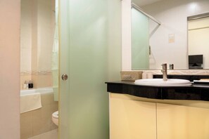 Classic-Studio, Stadtblick | Badezimmer | Kostenlose Toilettenartikel, Haartrockner, Hausschuhe, Handtücher