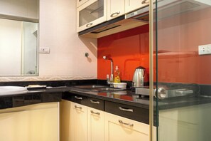 Classic Studio, City View | Private kitchen