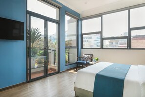 Appartement Prestige, 1 chambre, cuisine, vue sur la ville | Bureau, rideaux d’obscurcissement, fer et planche à repasser