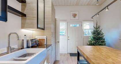 Charming coastal cottage with firepit and easy beach access