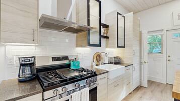 Fridge, oven, stovetop, coffee/tea maker