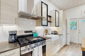 Fridge, oven, stovetop, coffee/tea maker - Charming coastal cottage with firepit and easy beach access (Rockport)