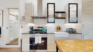 Fridge, oven, stovetop, coffee/tea maker