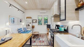 Fridge, oven, stovetop, coffee/tea maker