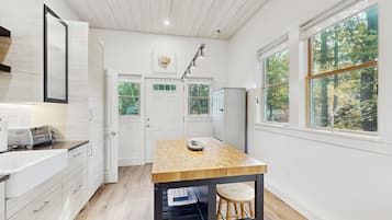 Fridge, oven, stovetop, coffee/tea maker