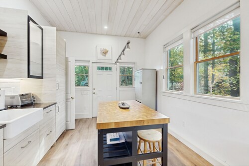 Charming coastal cottage with firepit and easy beach access