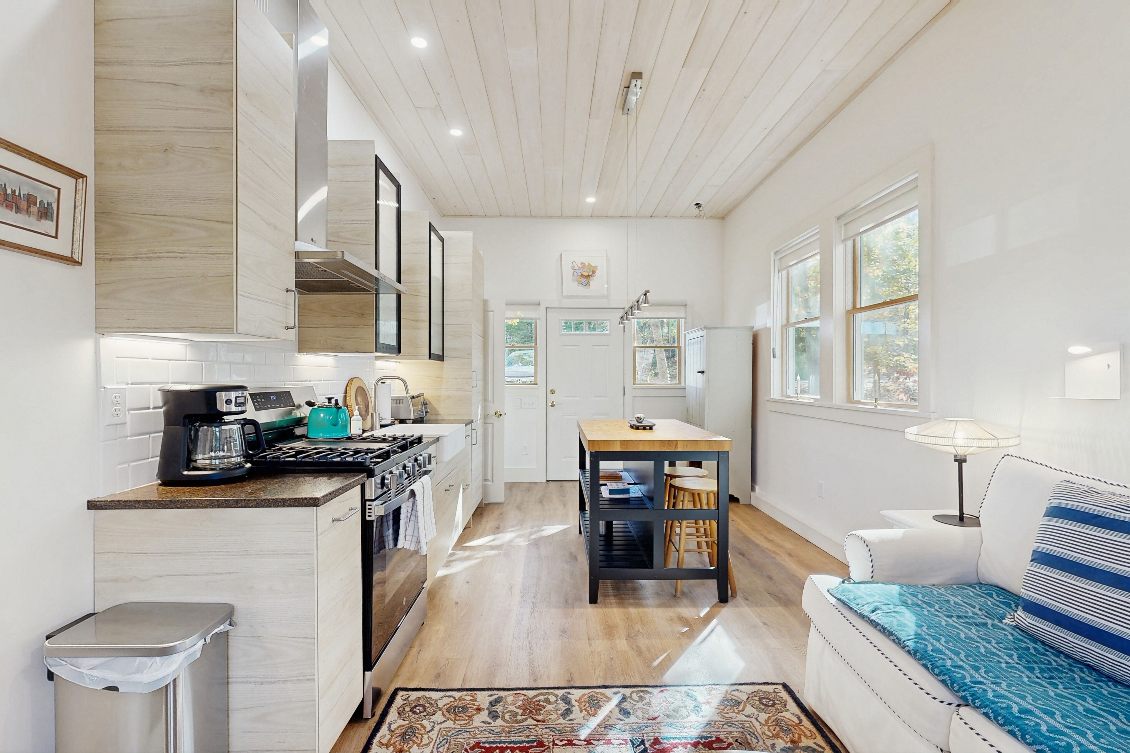 Fridge, oven, stovetop, coffee/tea maker