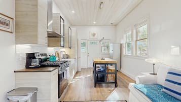 Réfrigérateur, four, plaque de cuisson, cafetiÚre/bouilloire