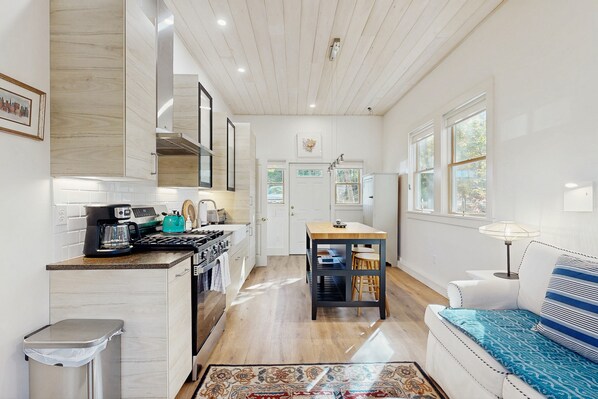 Fridge, oven, stovetop, coffee/tea maker