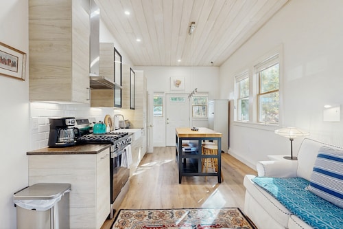 Charming coastal cottage with firepit and easy beach access