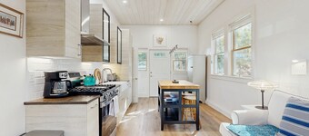 Charming coastal cottage with firepit and easy beach access