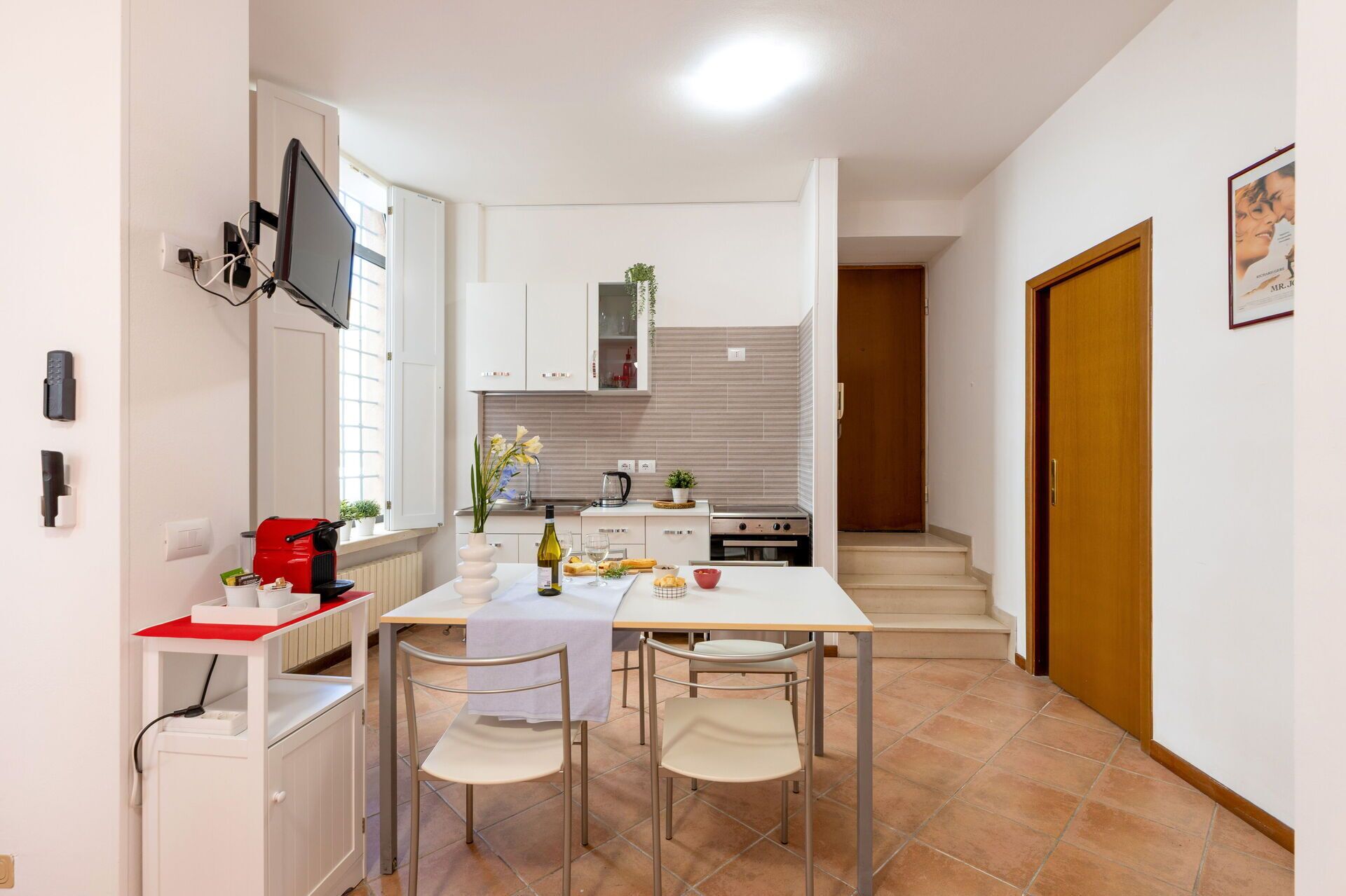 Fridge, oven, stovetop, coffee/tea maker