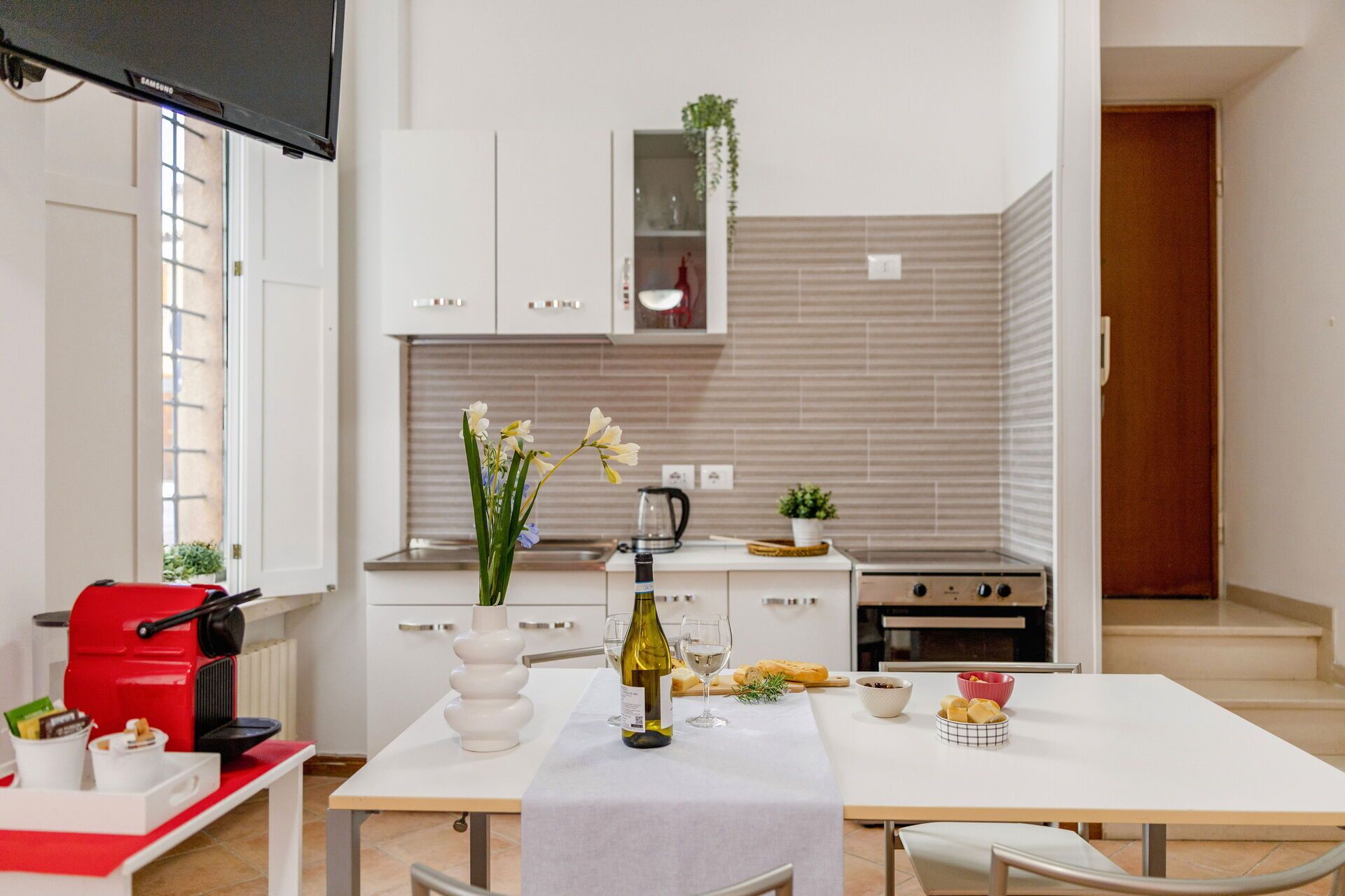 Frigorífic, forn, placa de cuina i cafetera i tetera 