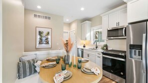 Fridge, microwave, oven, stovetop - Navvy Town Neighborhood at Heritage Harbor (Ottawa)