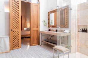 淋浴设施、毛巾、肥皂、卫生纸