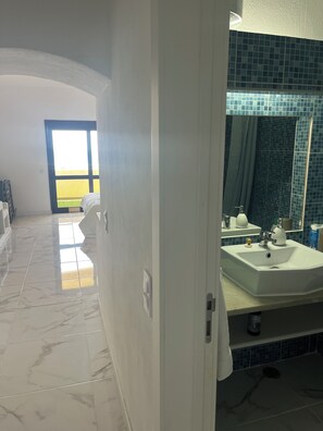 Dutxa, assecador de cabells, tovalloles i paper higiènic