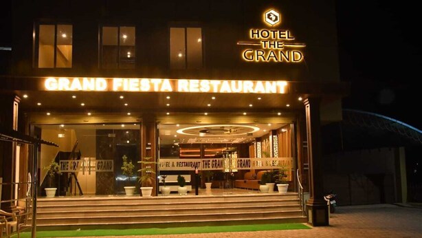 La façade de l’hôtel The Grand, avec une enseigne indiquant le restaurant Grand Fiesta.