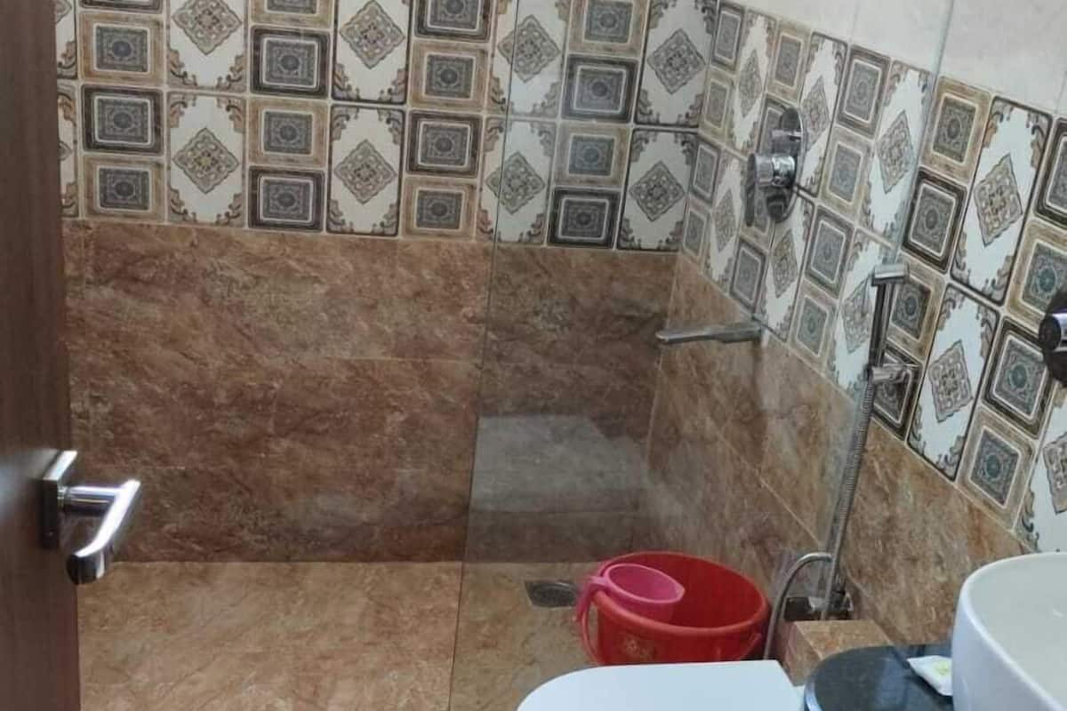Regadera, toallas, jabón, shampoo
