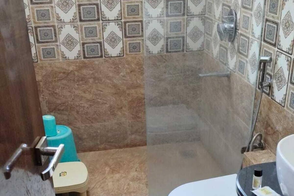 Habitación superior | Baño | Regadera, toallas, jabón, shampoo