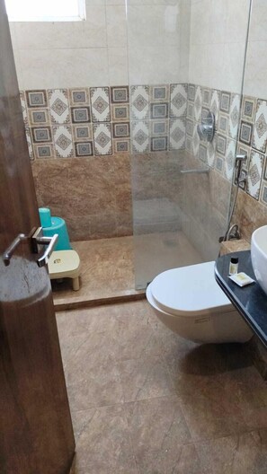 Superior Room | Bathroom | Shower, towels, soap, shampoo