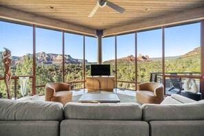 Smart-TV, Kamin, Arbeitsbereiche