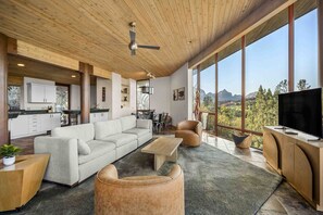 Smart-tv, eldstad och kontor