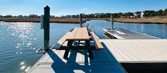 Luxury townhome w/pool & clubhouse access, community dock, kitchen & free WiFi