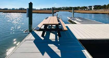 Luxury townhome w/pool & clubhouse access, community dock, kitchen & free WiFi