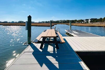 Luxury townhome w/pool & clubhouse access, community dock, kitchen & free WiFi