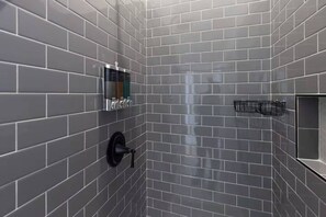 Dusche, Haartrockner, Shampoo
