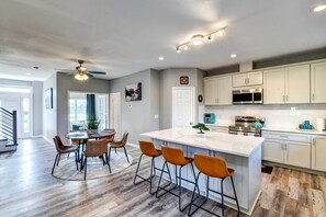 Private kitchen - Spacious 5-bedroom house in charming Arlington with WiFi, AC (Arlington)