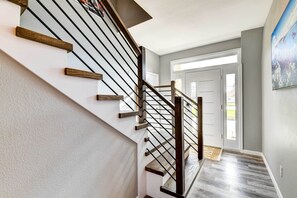 Interior - Spacious 5-bedroom house in charming Arlington with WiFi, AC (Arlington)