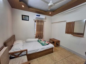 Deluxe Double Room, City View | Down comforters, soundproofing, free WiFi - Hotel Dhanmondi (Dhaka)
